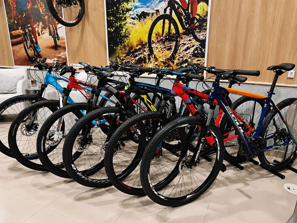 Fileira de mountain bikes coloridas expostas na loja Bike Like