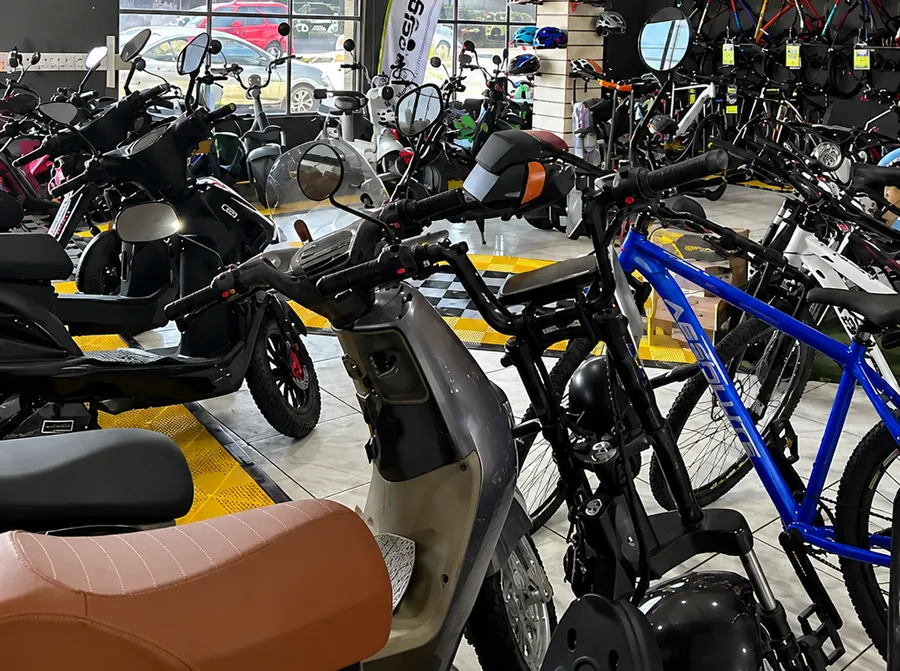 Scooters elétricas expostas no salão da loja
