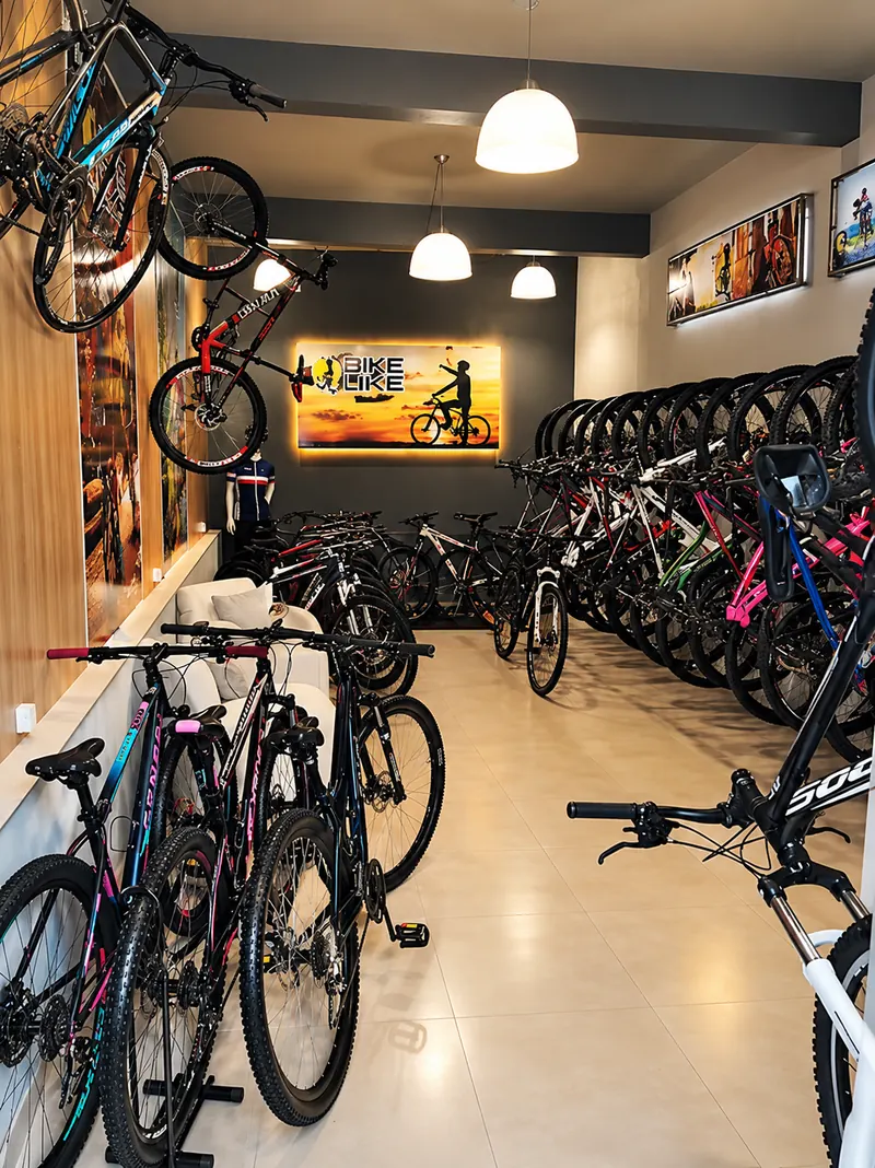 Showroom da Bike Like com o painel luminoso da marca ao fundo e bicicletas expostas nas paredes